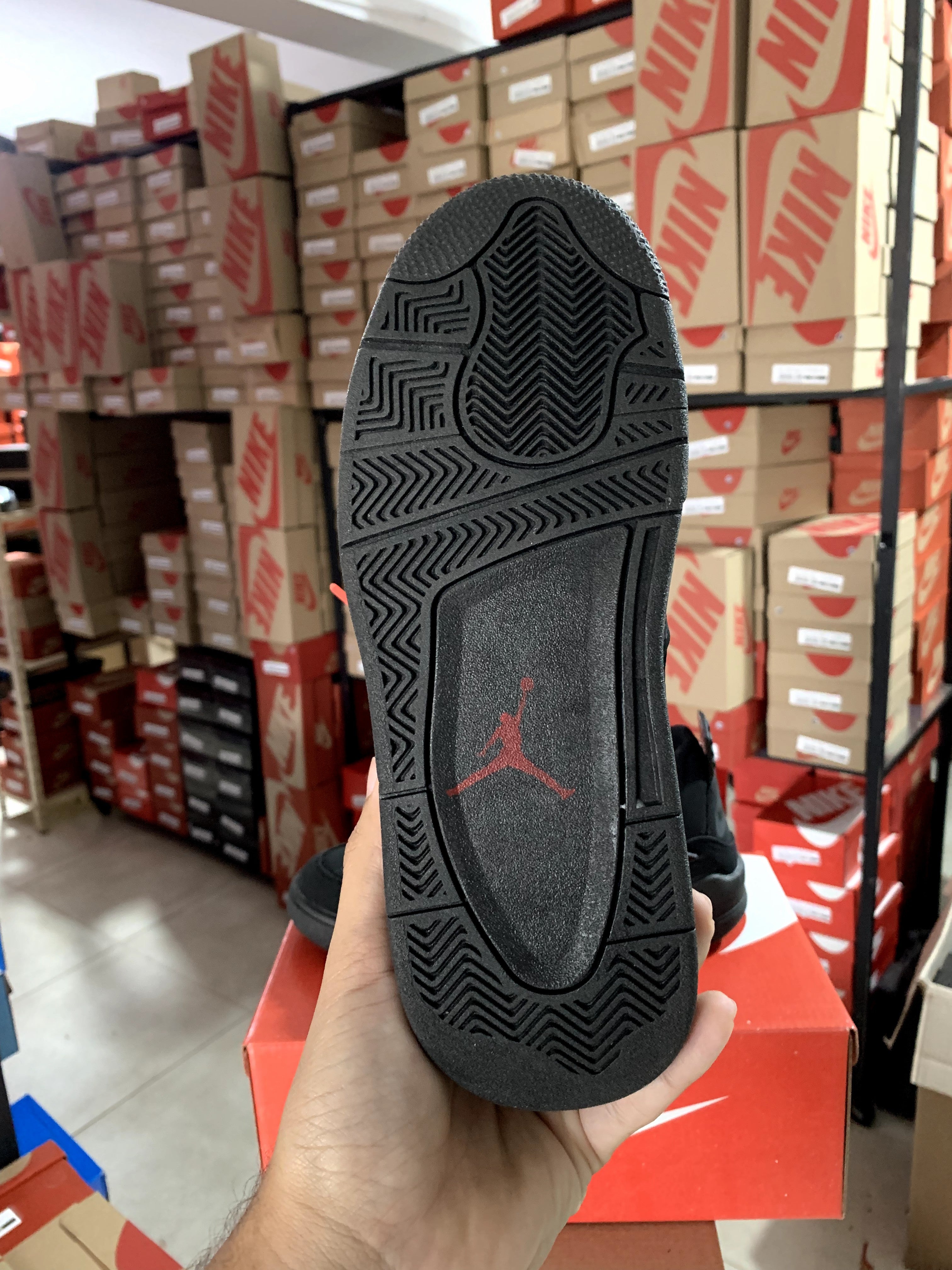 Jordan 4: O Ícone do Estilo e Performance na cor Preto - Masculino e Feminino