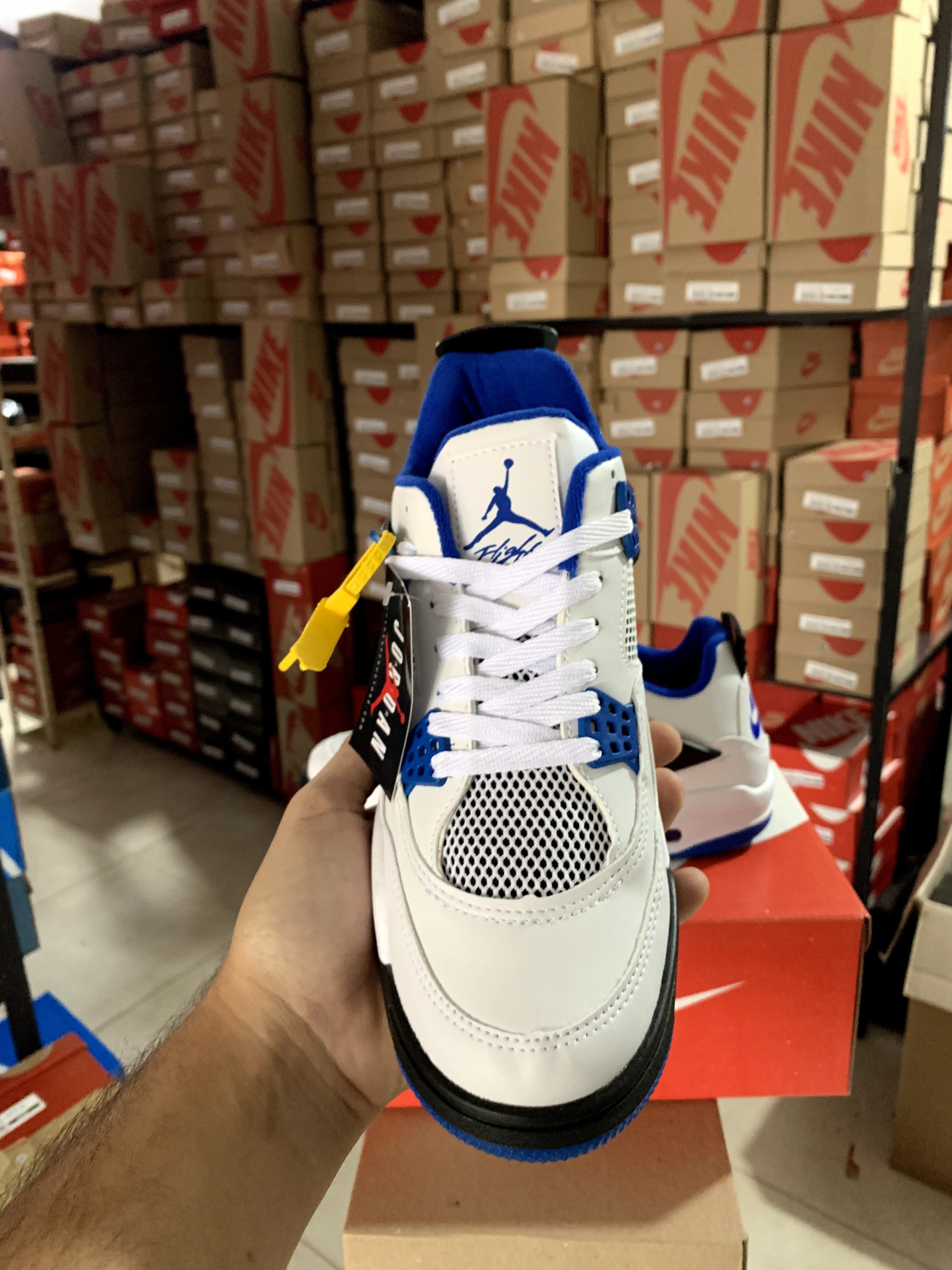 Jordan 4: O Ícone do Estilo e Performance na cor Branco com Azul e Preto - Masculino e Feminino