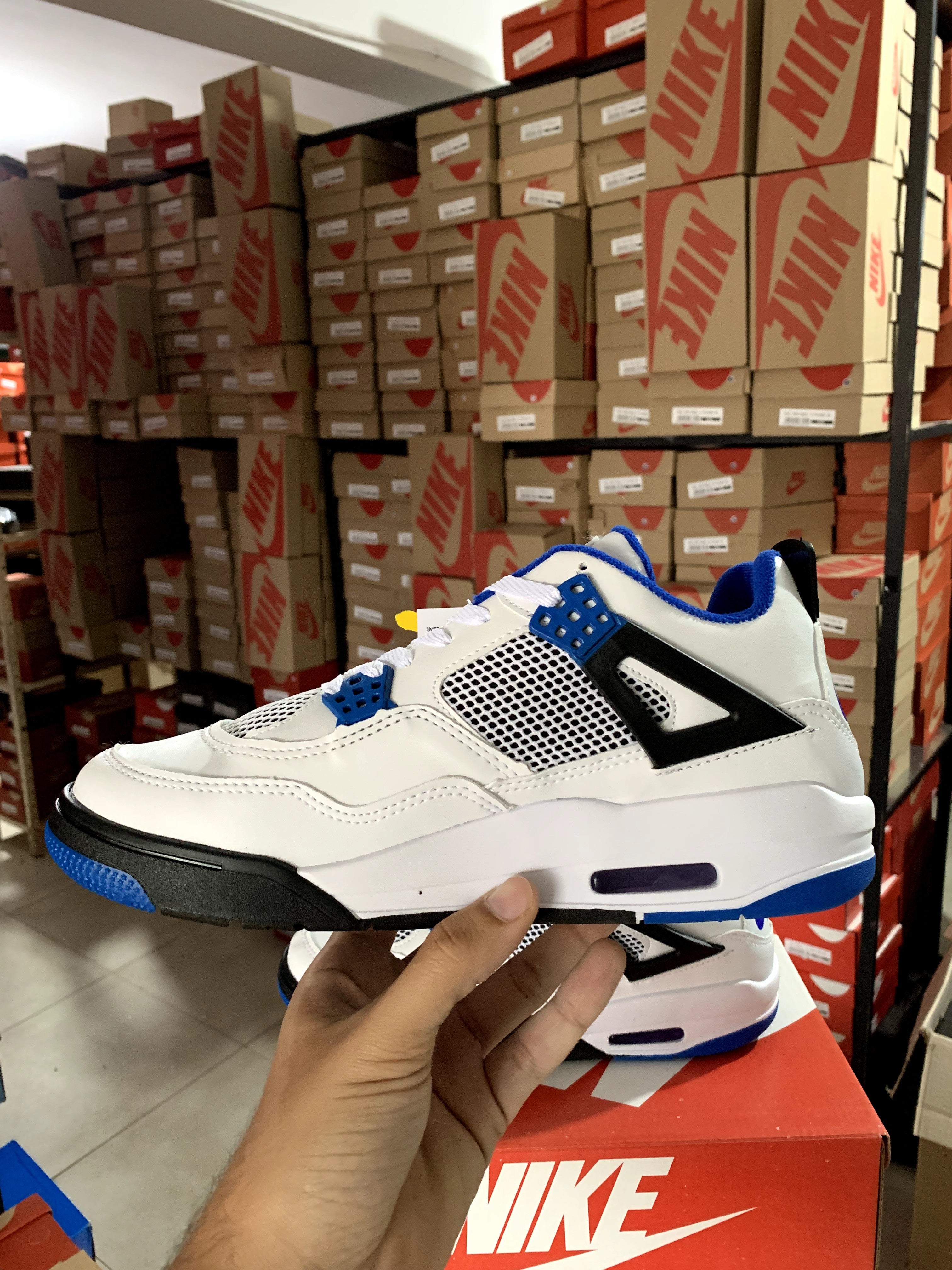 Jordan 4: O Ícone do Estilo e Performance na cor Branco com Azul e Preto - Masculino e Feminino