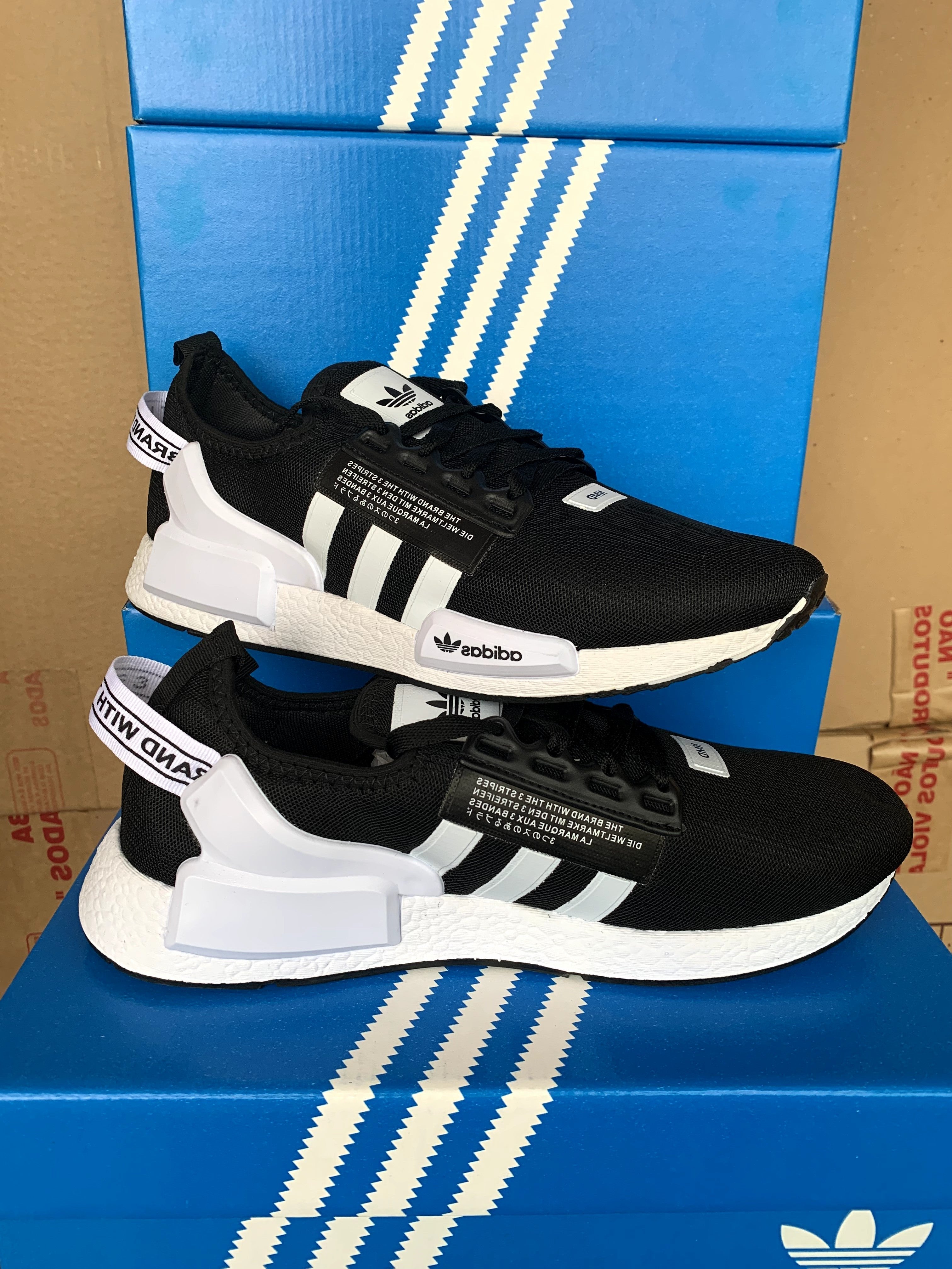 Tênis Masculino e Feminino Confortável para Caminhada na Cor Branco e Preto Adidas NMD R1 V2