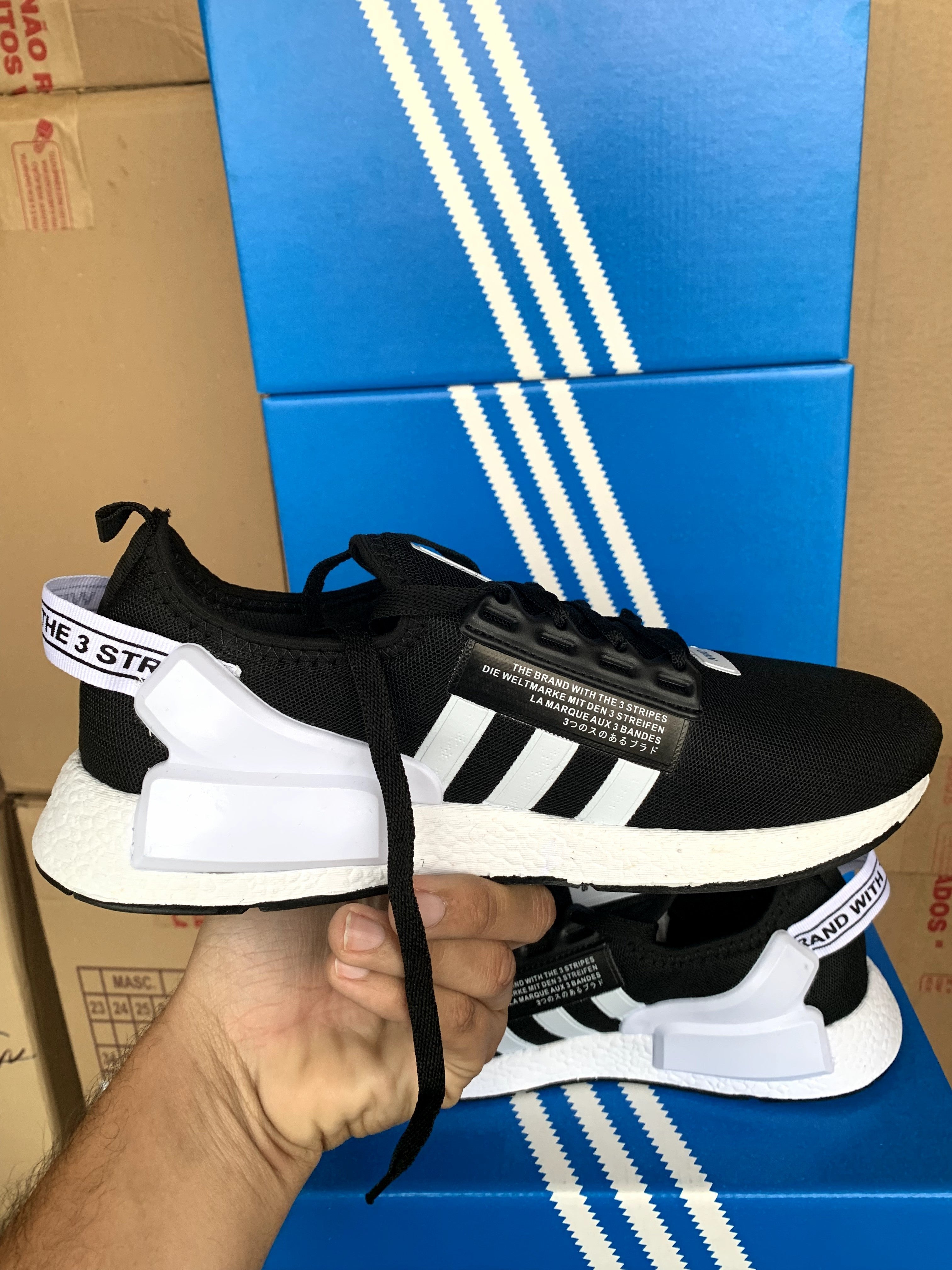 Tênis Masculino e Feminino Confortável para Caminhada na Cor Branco e Preto Adidas NMD R1 V2