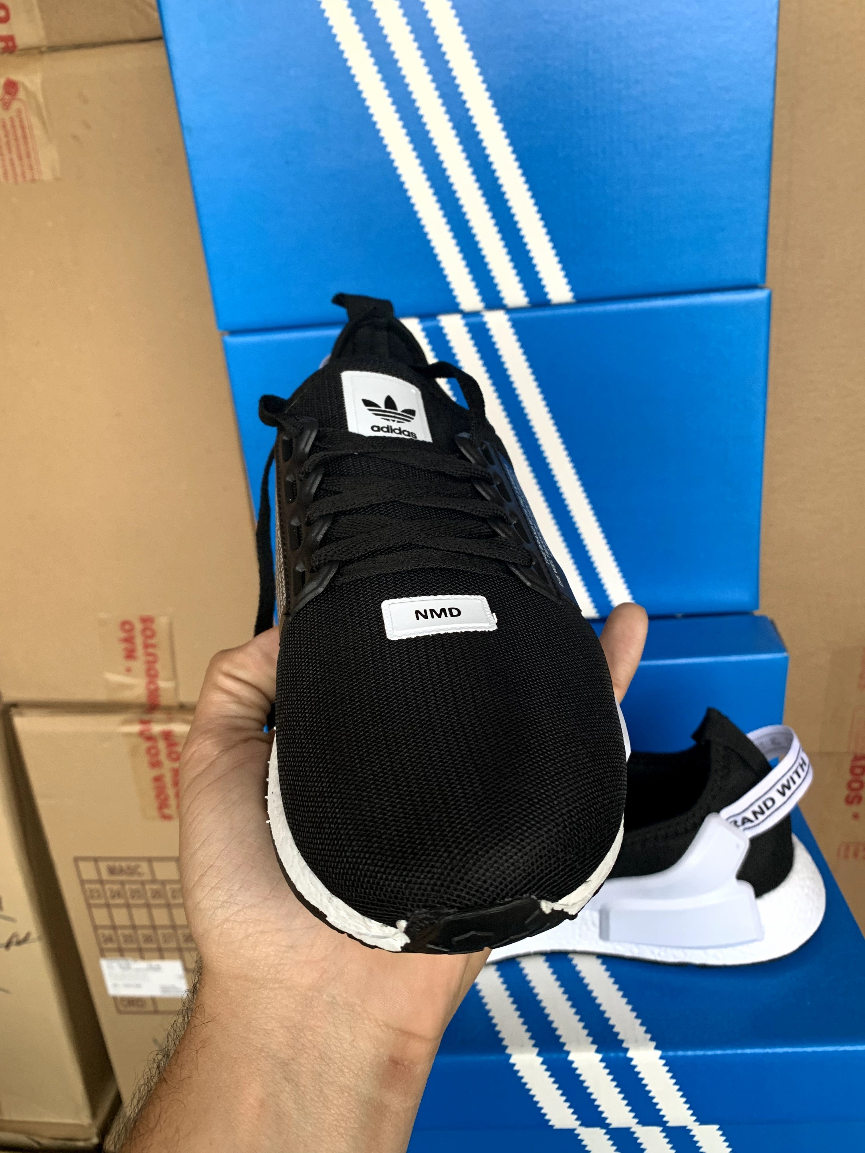 Tênis Masculino e Feminino Confortável para Caminhada na Cor Branco e Preto Adidas NMD R1 V2