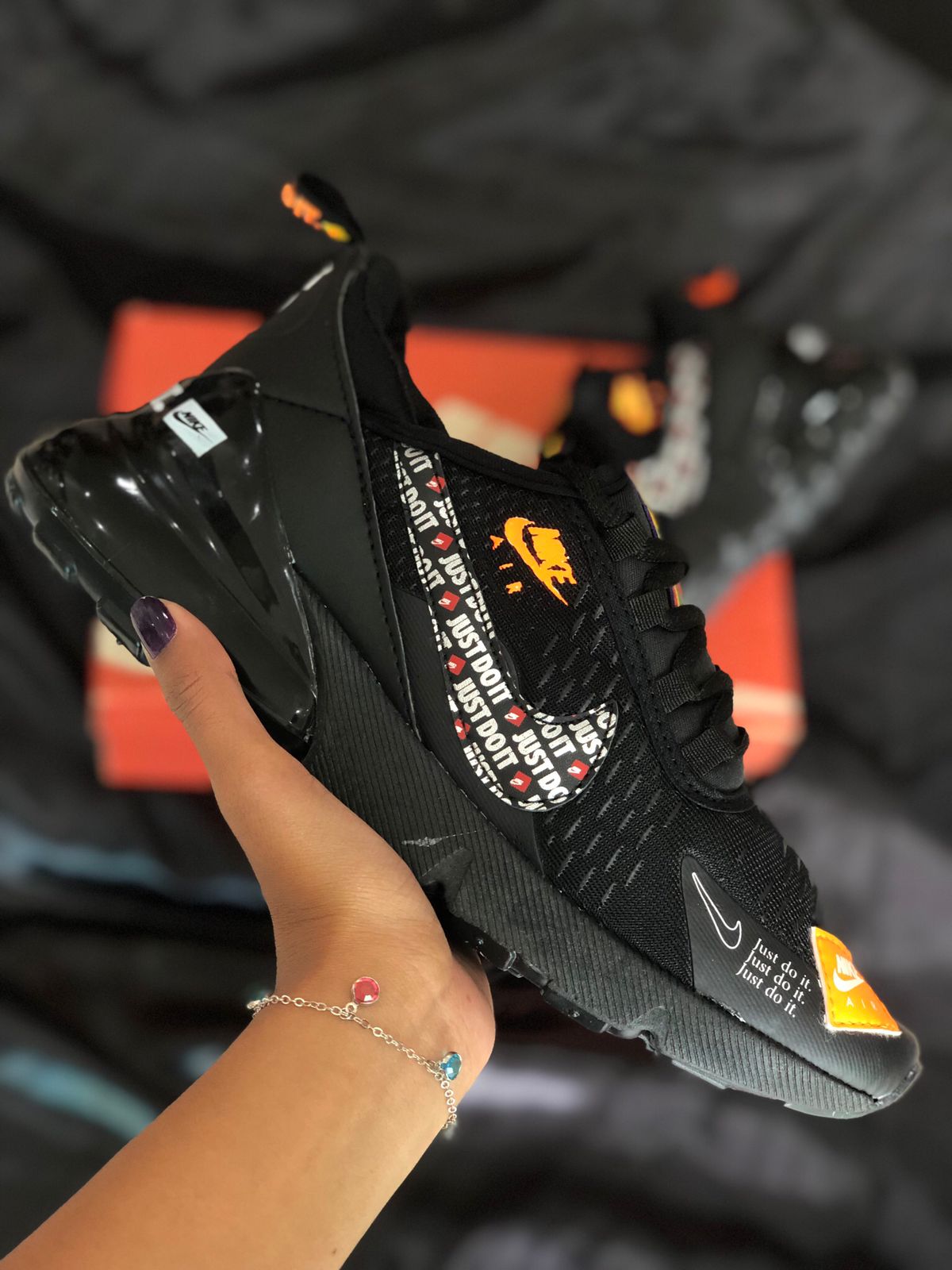 Air Max Just Do It: Estilo e Performance na cor Preto com detalhe Laranja - Masculino