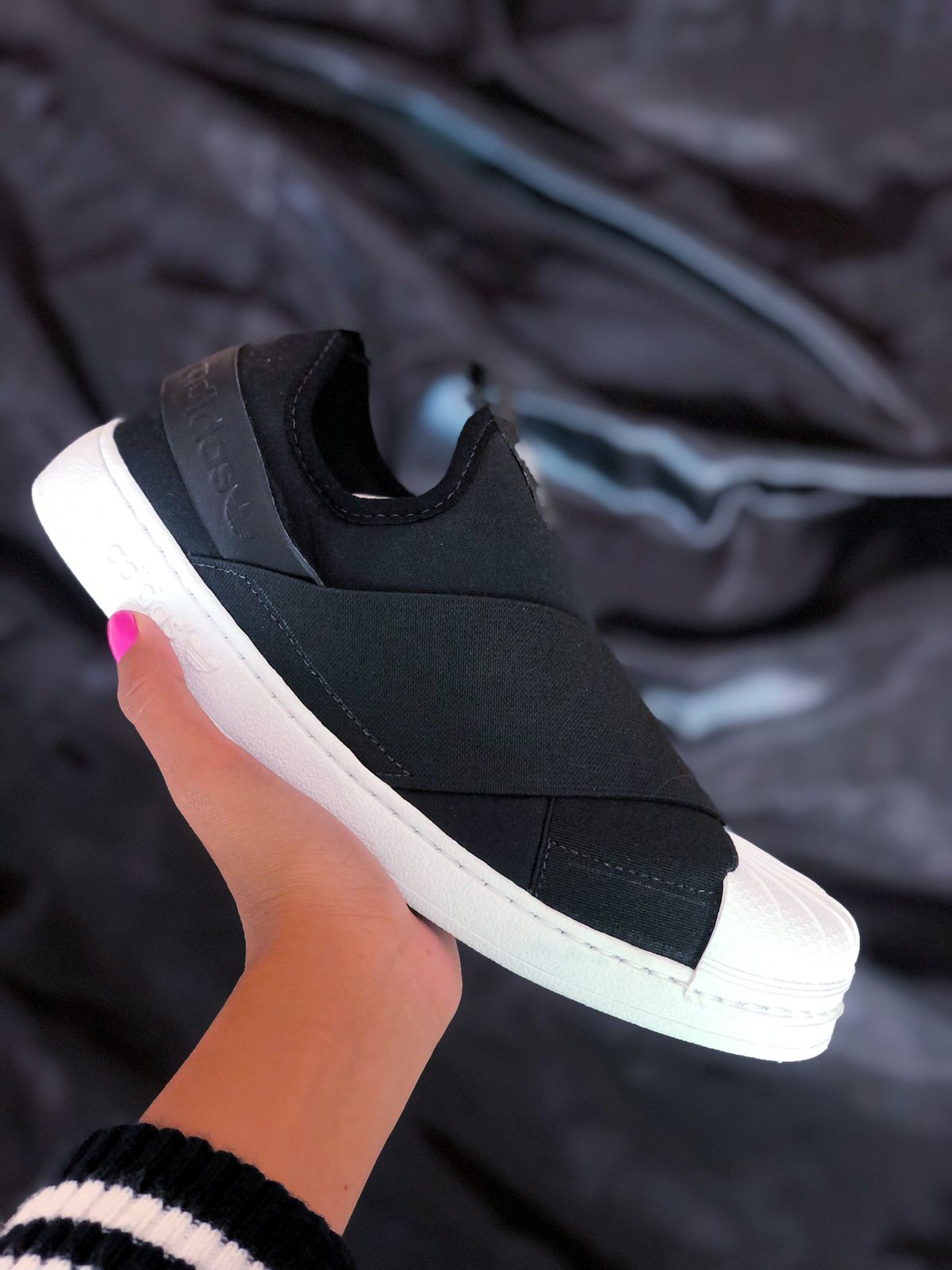Tênis Feminino Confortável para Caminhada na Cor Preto e Branco Adidas Slip On - Asah Store