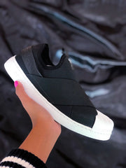 Tênis Feminino Confortável para Caminhada na Cor Preto e Branco Adidas Slip On - Asah Store