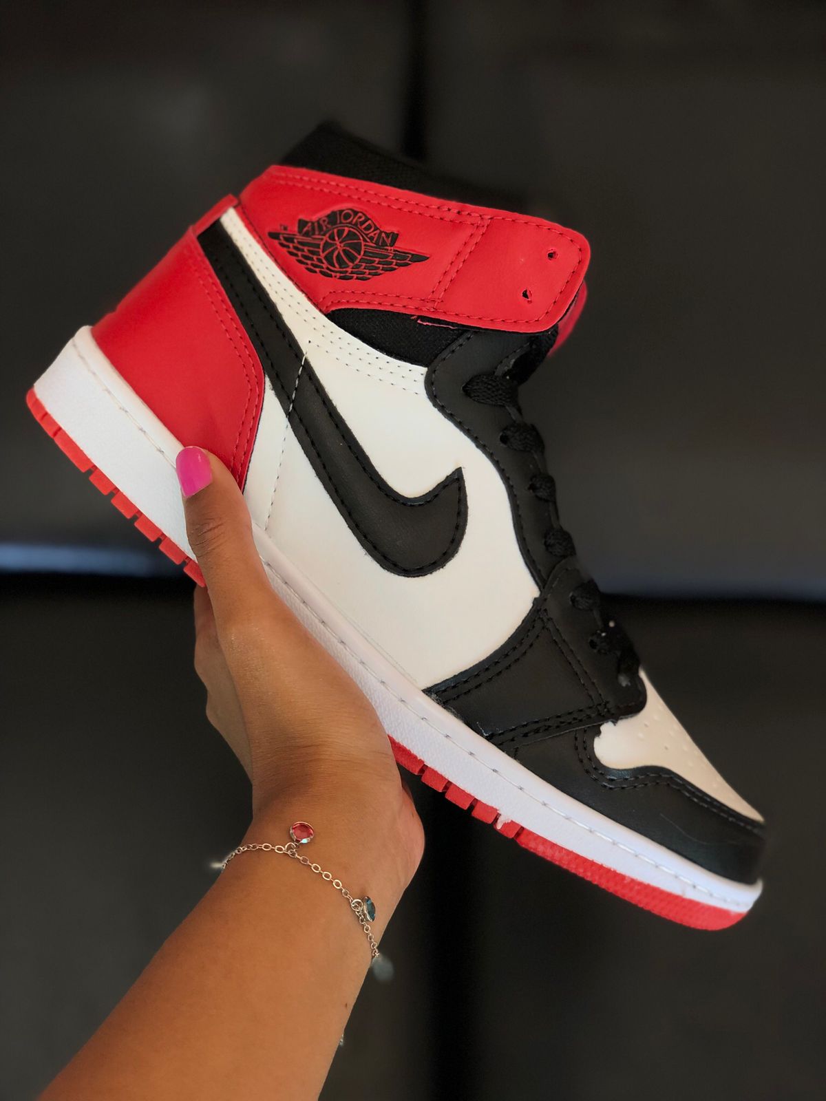 Air Jordan Tricolor: Tênis Feminino e Masculino Confortável para Caminhada na Cor Preto, Branco e Vermelho - Asah Store