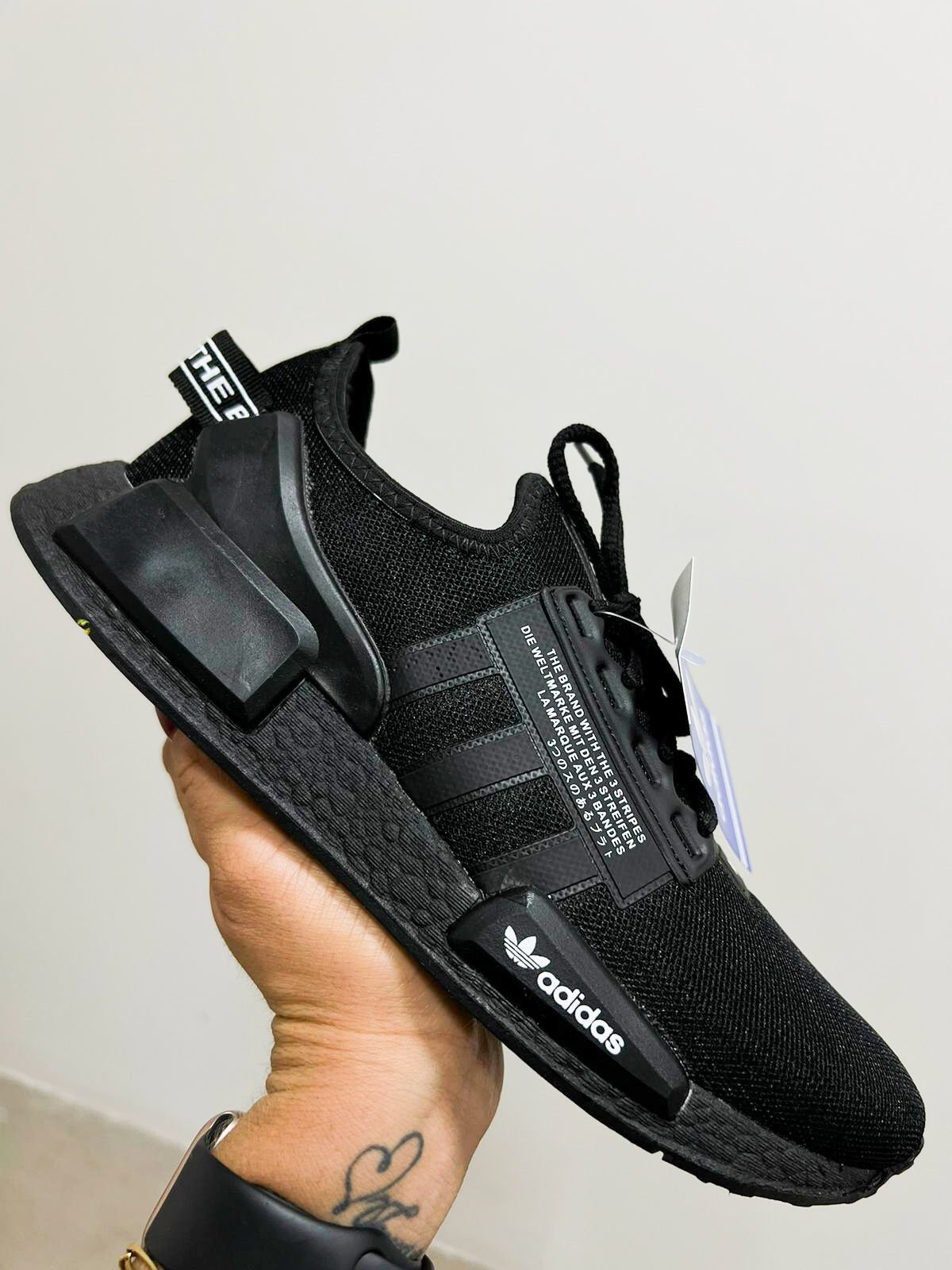 Tênis Masculino e Feminino Confortável para Caminhada na Cor Preto Adidas NMD R1 V2