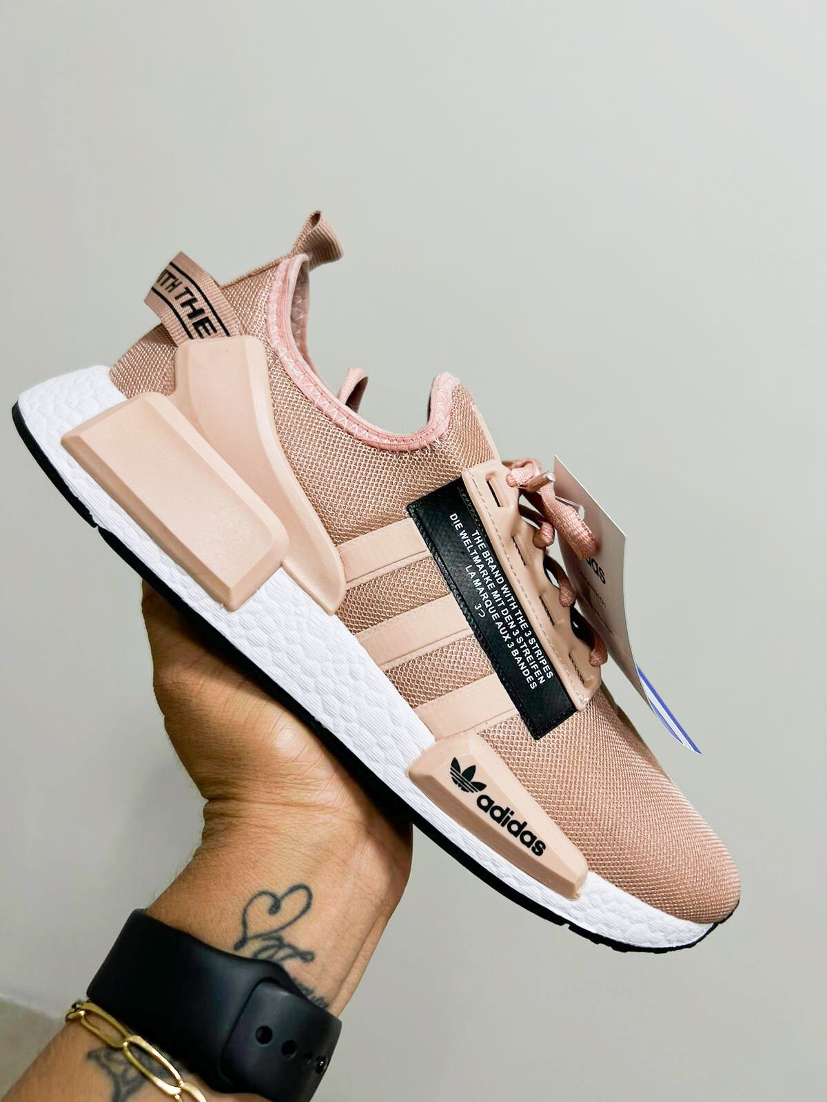 Tênis Feminino Confortável para Caminhada na Cor Ouro Rosa Adidas NMD R1 V2 - Asah Store