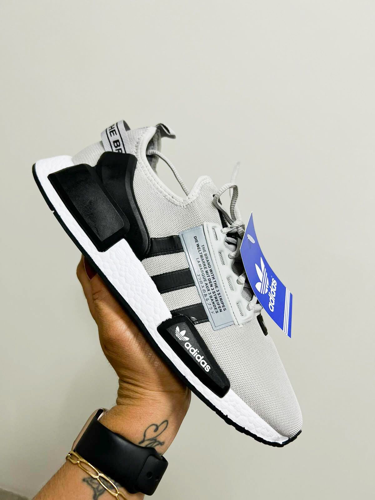 Tênis Masculino e Feminino Confortável para Caminhada na Cor Grisalho Adidas NMD R1 V2