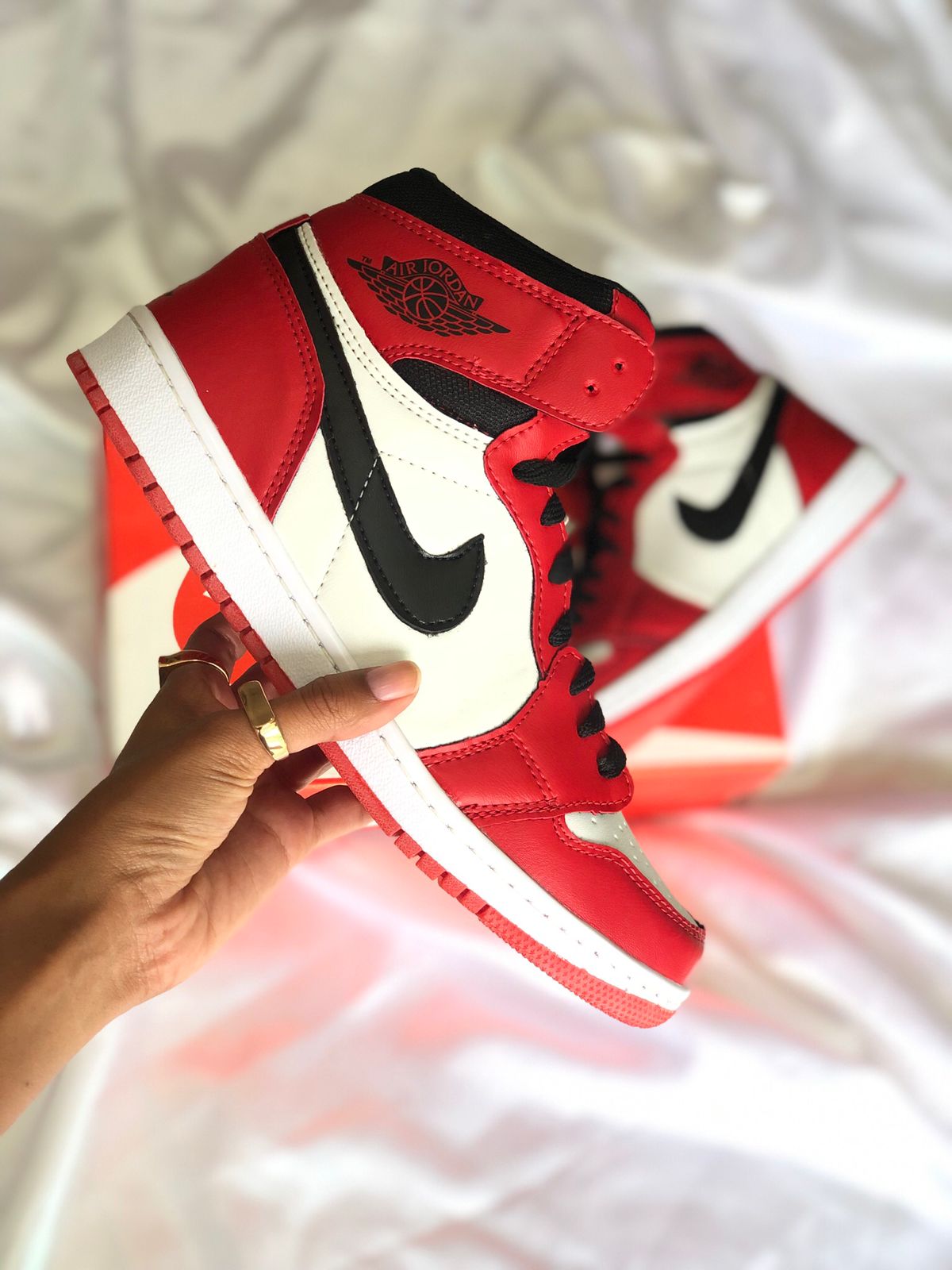 Air Jordan  High Chicago: Tênis Feminino e Masculino Confortável para Caminhada na Cor Vermelho - Asah Store