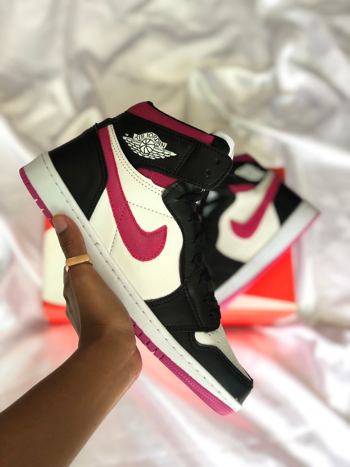 Tênis Feminino Confortável para Caminhada e Esporte na Cor Preto, Branco e Rosa Air Jordan High Cactus Flower - Asah Store