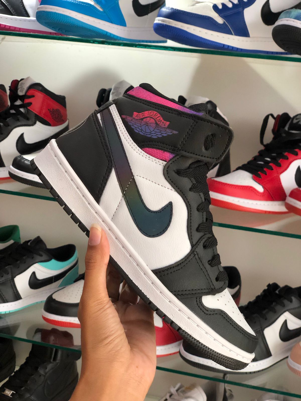 Air Jordan 1 OG PSG: Tênis Masculino e Feminino Confortável para Caminhada na Cor Branco, Preto e Rosa