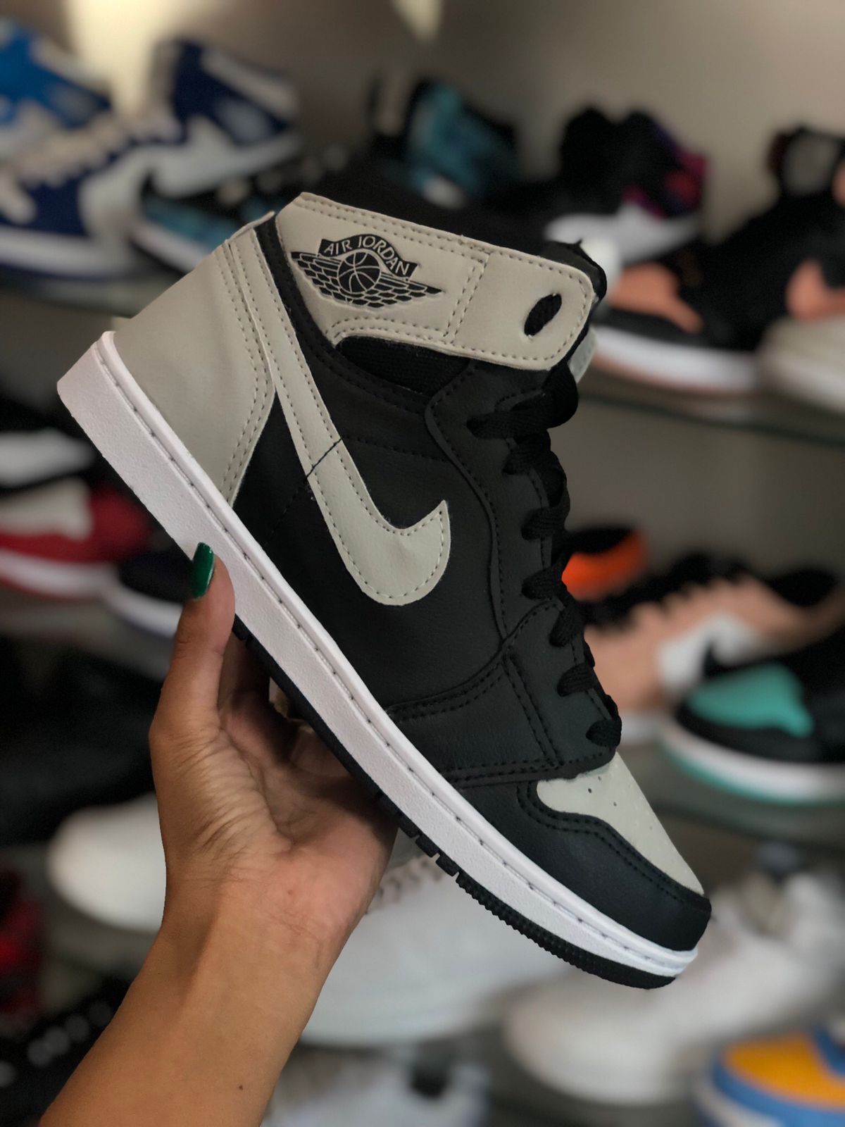 Tênis Feminino e Masculino Confortável para Caminhada na Cor Preto e Silver Air Jordan 1 Travis Scott Limited