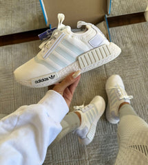 Tênis Masculino e Feminino Confortável para Caminhada na Cor Branco Adidas NMD R1 V2