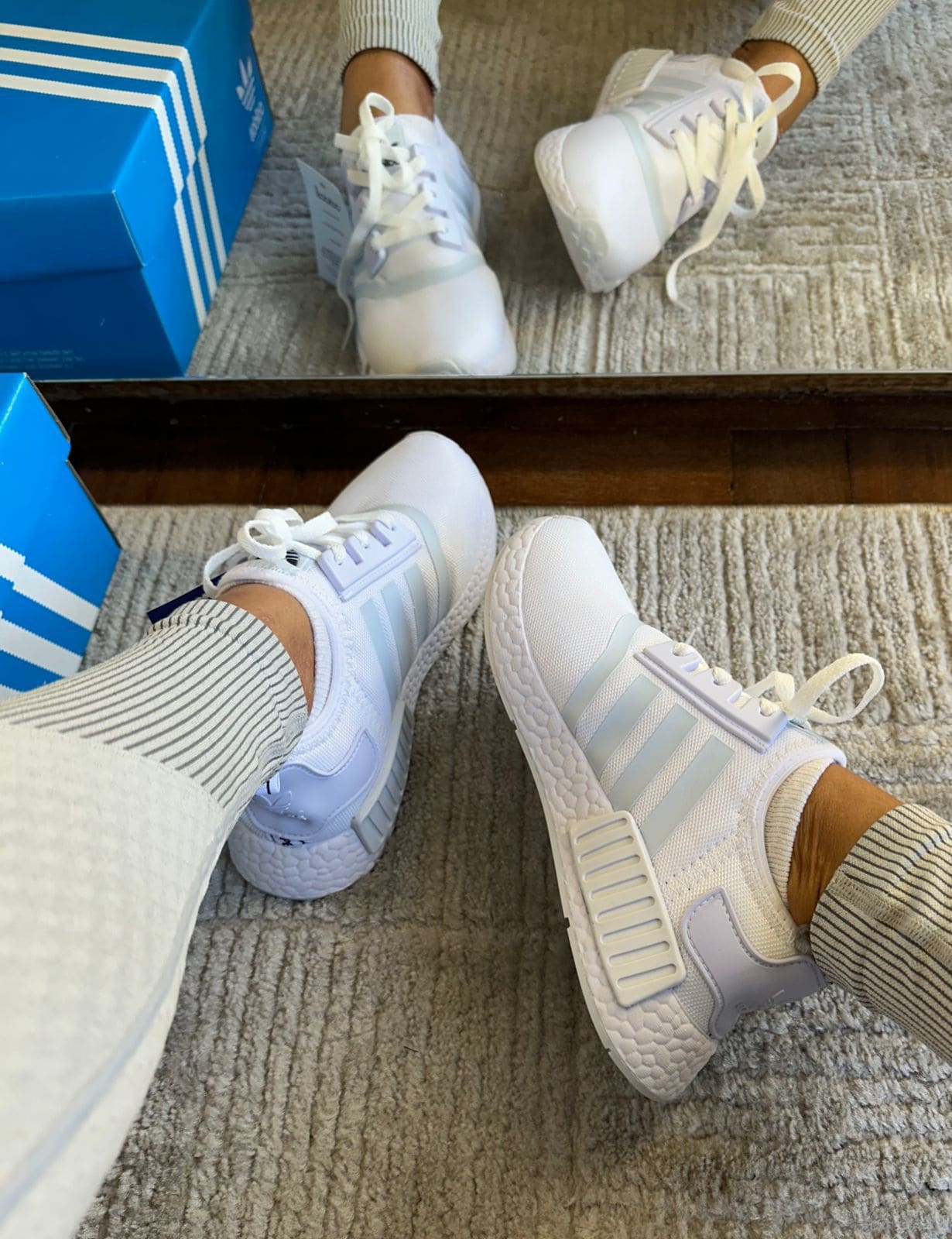 Tênis Masculino e Feminino Confortável para Caminhada na Cor Branco Adidas NMD R1 V2