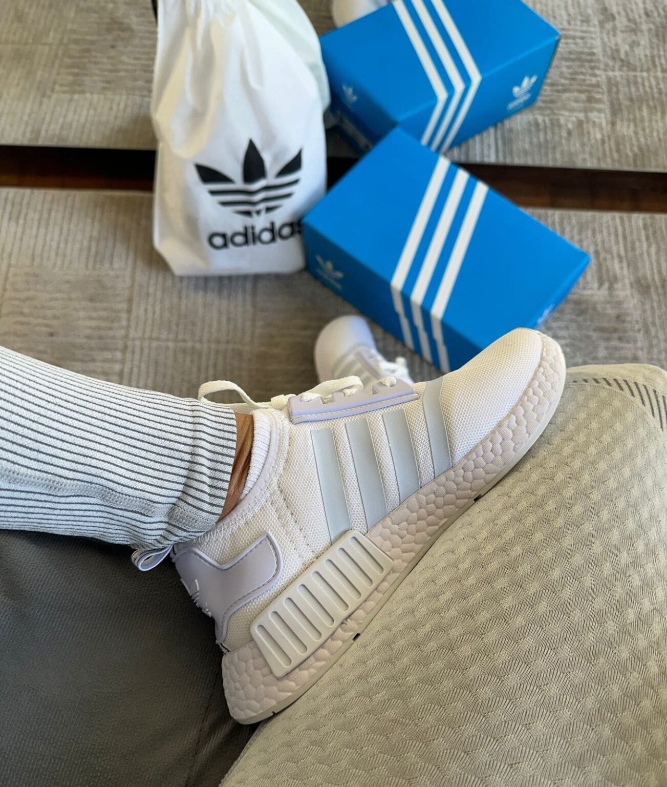 Tênis Masculino e Feminino Confortável para Caminhada na Cor Branco Adidas NMD R1 V2