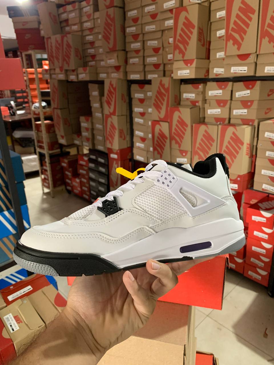 Jordan 4: O Ícone do Estilo e Performance na cor Branco com Preto - Masculino